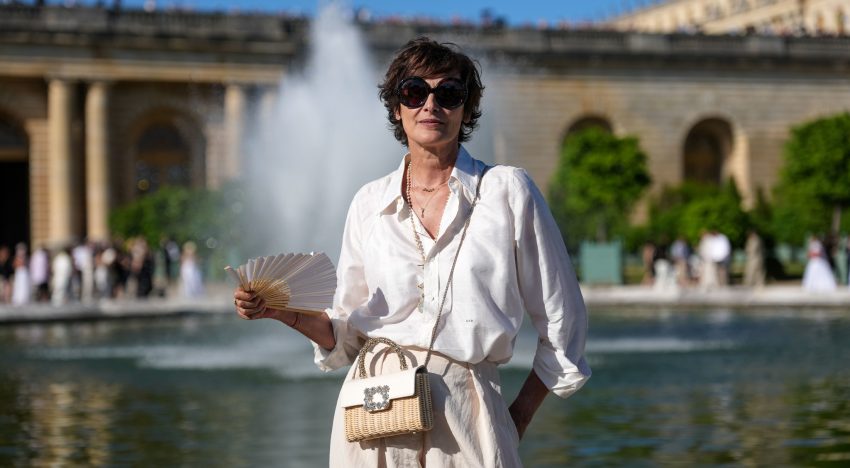 Inès de la Fressange, modelo: «Para vestir bien cuando hace calor o vas a viajar apuesta por unos vaqueros blancos y una camisa de seda, así  vas bien a cualquier parte»