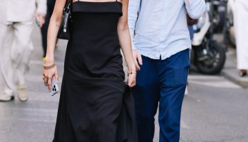 El vestido más bonito visto en París este fin de semana está disponible en COS en color negro y en mantequilla y se combina con unas sandalias de flores de rebajas de Zara