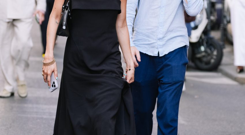 El vestido más bonito visto en París este fin de semana está disponible en COS en color negro y en mantequilla y se combina con unas sandalias de flores de rebajas de Zara
