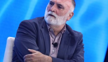 José Andrés, chef: «Los pimientos de mi madre me cambiaron la vida: los asaba, los pelaba a mano y luego hacía un asado de ajos con aceite, añadía agua y los dejaba hervir muchísimo tiempo»