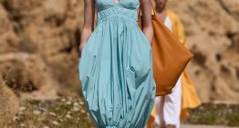 ¿Cómo vestirías si quisieras encontrar la felicidad? El desfile de Jacquemus merece uno y mil pantallazos si lo que buscas es inspiración para vestir bien este verano