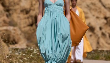 ¿Cómo vestirías si quisieras encontrar la felicidad? El desfile de Jacquemus merece uno y mil pantallazos si lo que buscas es inspiración para vestir bien este verano