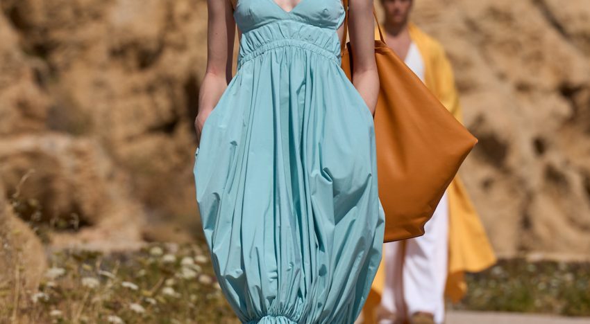 ¿Cómo vestirías si quisieras encontrar la felicidad? El desfile de Jacquemus merece uno y mil pantallazos si lo que buscas es inspiración para vestir bien este verano