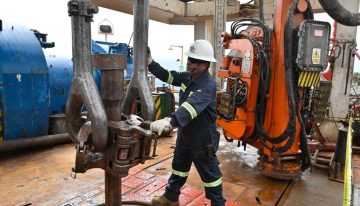 Precios del petróleo retroceden ante el aumento de tráfico marino en el estrecho de Ormuz