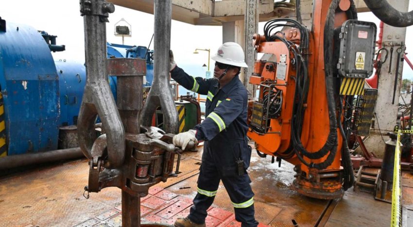 Precios del petróleo retroceden ante el aumento de tráfico marino en el estrecho de Ormuz