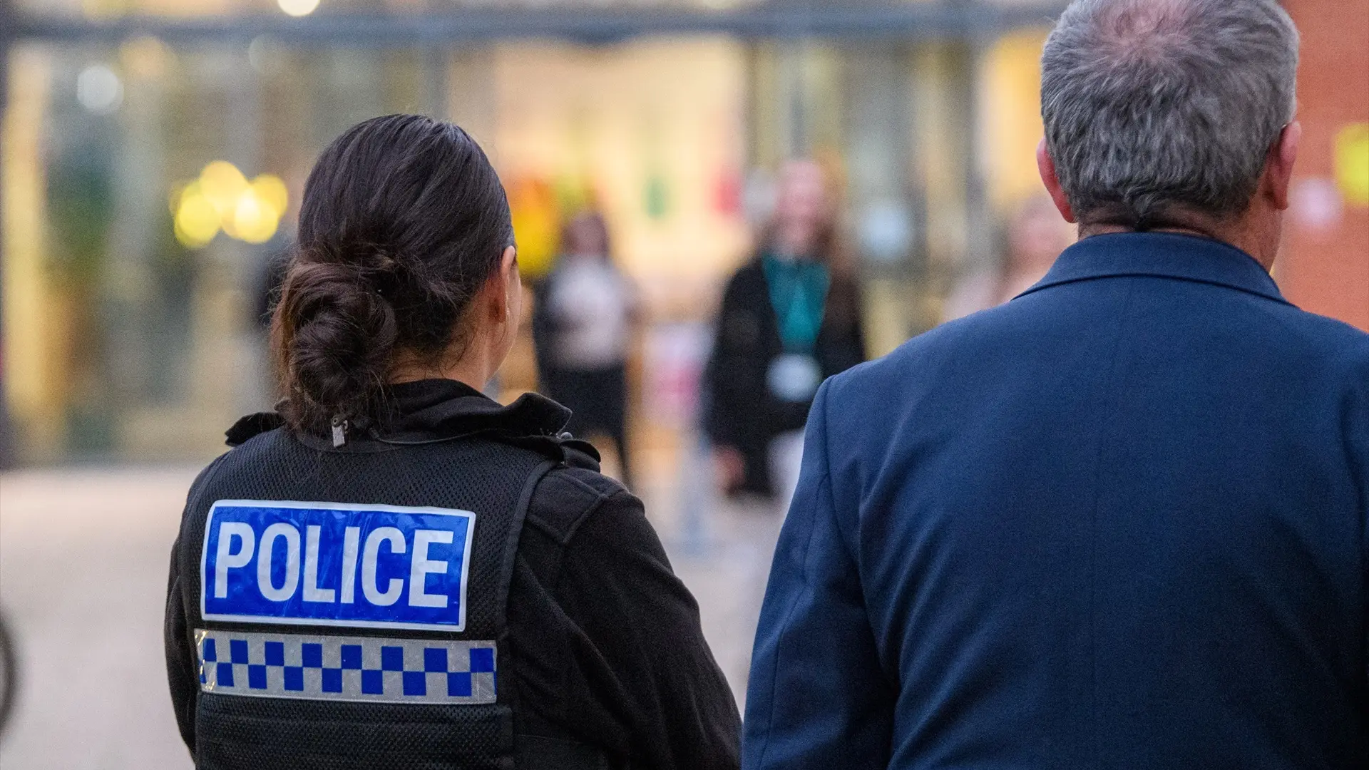 Un policía británico suspendido por haber fabricado pruebas incriminatorias con Inteligencia Artificial