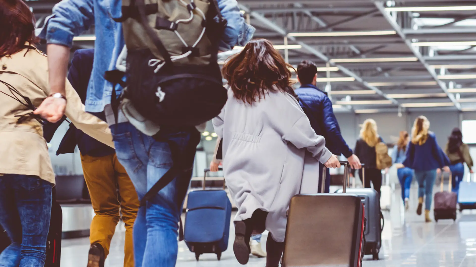 La UE mantiene el nivel de compensación por retraso de vuelo, pero no garantiza la maleta de mano gratuita