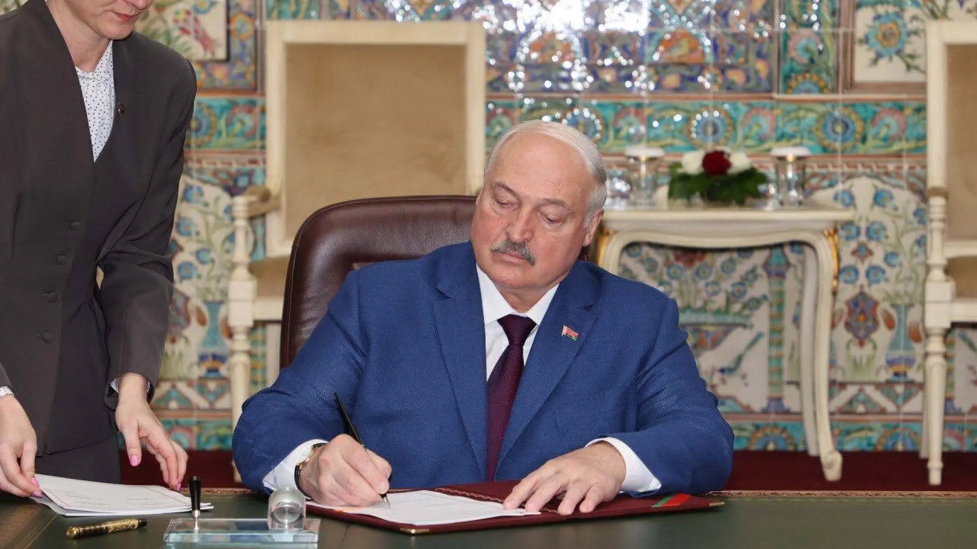 Xi recibe en Pekín a Lukashenko durante la gira del líder bielorruso por Asia