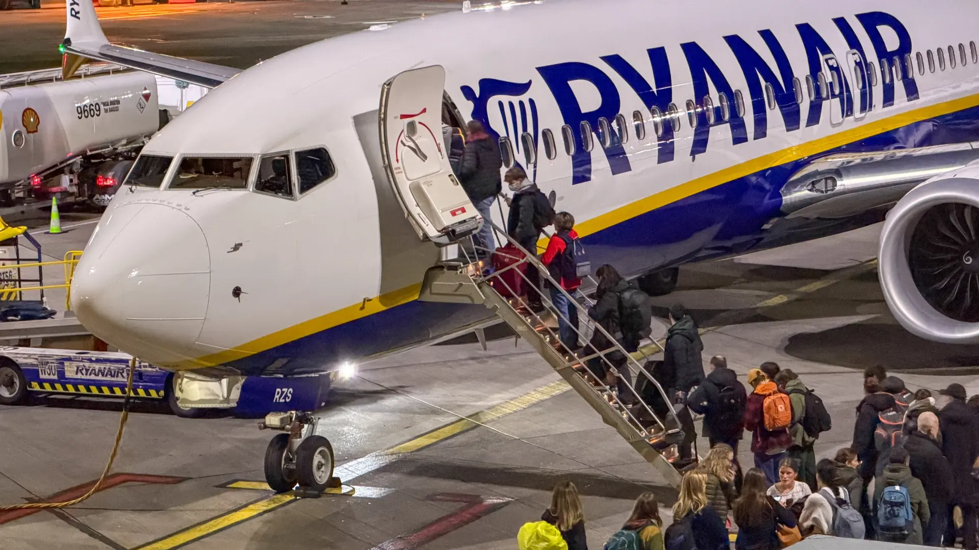 Reino Unido investiga a Ryanair por cobrar a los padres por sentarse con sus hijos