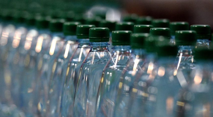 La FIFA da marcha atrás: Permitirá botellas de agua desechables en los estadios del Mundial 2026