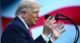 Trump firma un decreto que facilita el despido de 8,000 altos funcionarios en EU