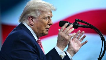 Trump firma un decreto que facilita el despido de 8,000 altos funcionarios en EU