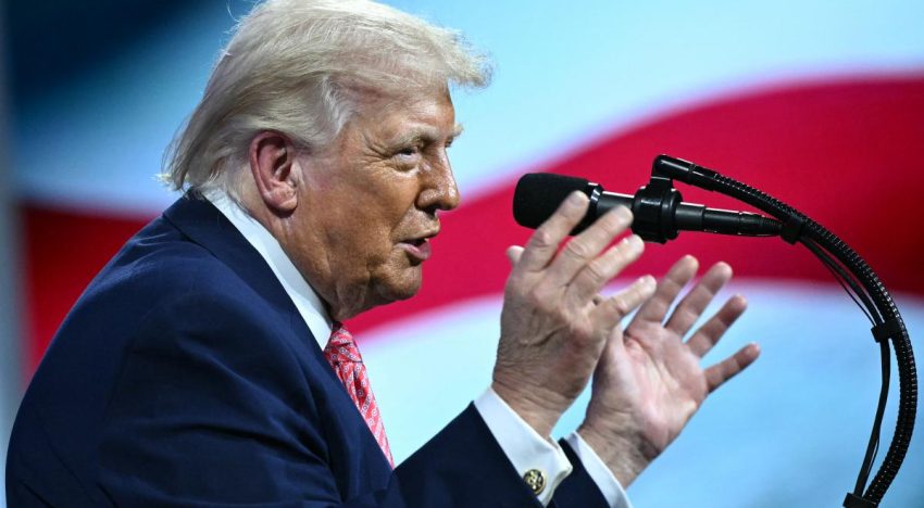 Trump firma un decreto que facilita el despido de 8,000 altos funcionarios en EU