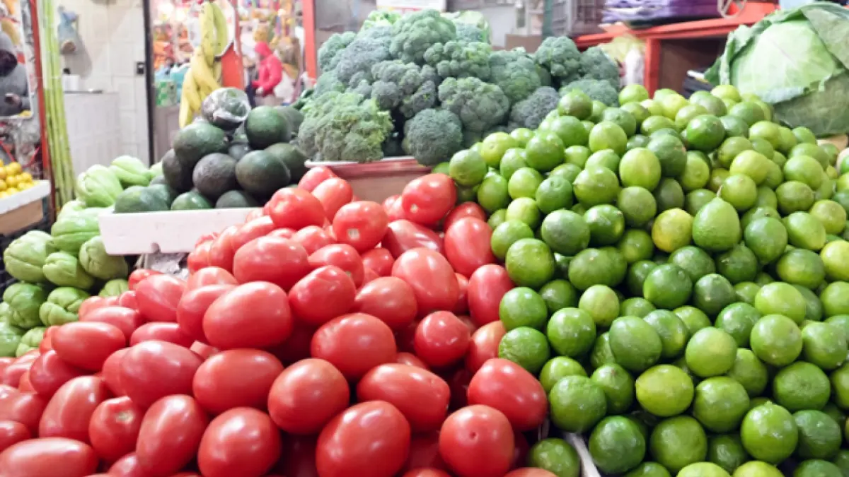 Precio del jitomate da un (pequeño) respiro al bolsillo, después de venderse en casi $100 el kilo