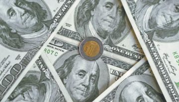Peso mexicano retrocede frente al dólar por suspensión de las negociaciones entre EU e Irán