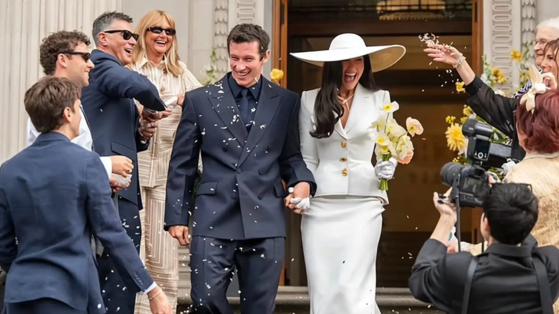 Protestas en Sicilia por la fiesta nupcial de Dua Lipa: «Nuestra plaza no es vuestro salón»