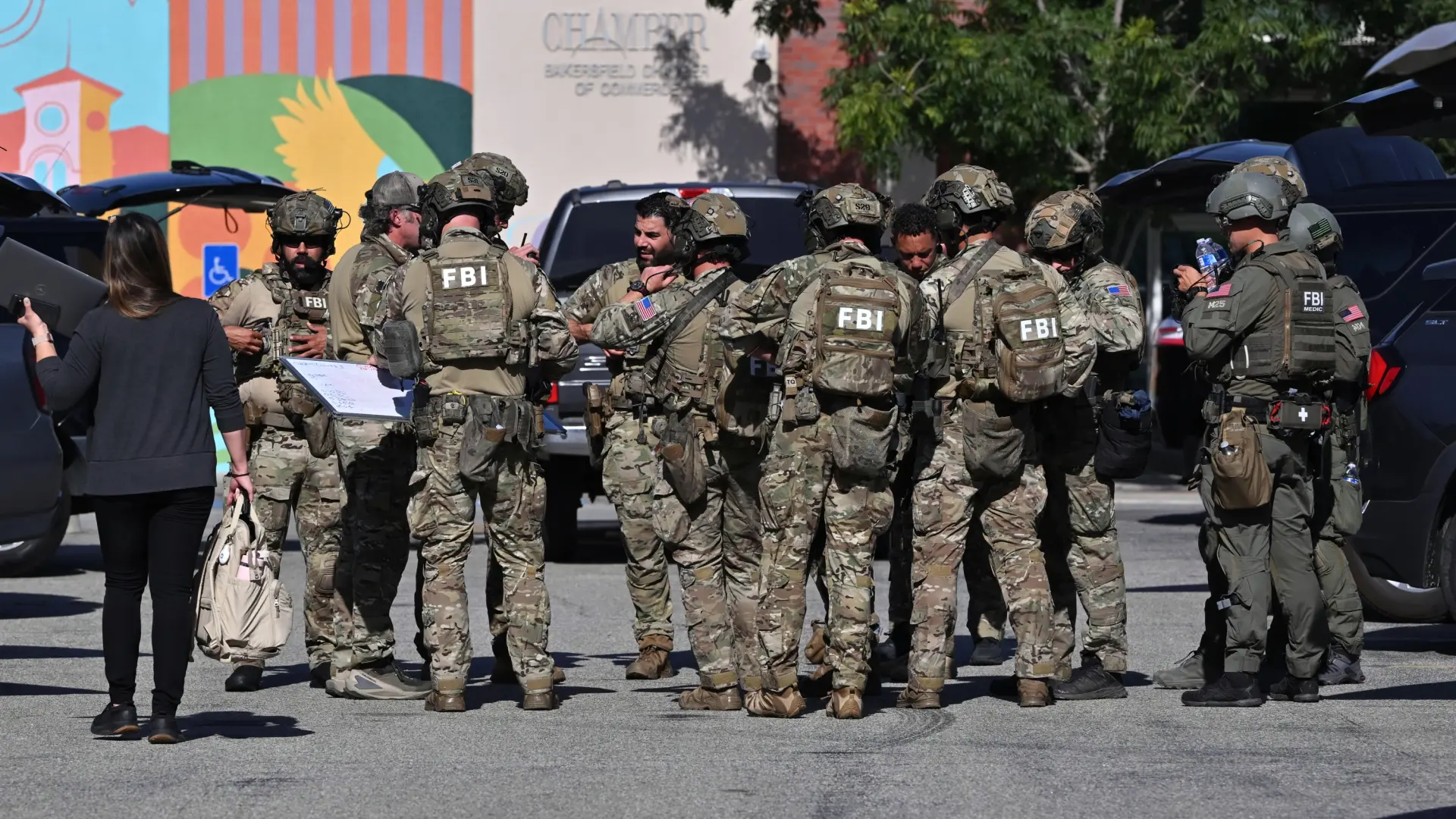 El FBI abate a tiros a un hombre que tomó como rehenes a diez personas en California y que aseguró haberse amarrado explosivos