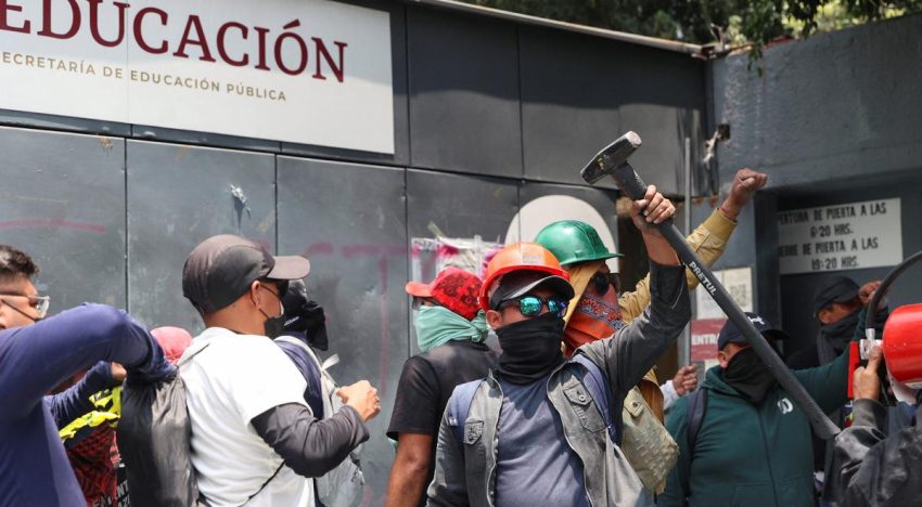 Cocluye sin acuerdos reunión entre la CNTE y el gobierno federal; maestros irrumpen en oficinas de la SEP