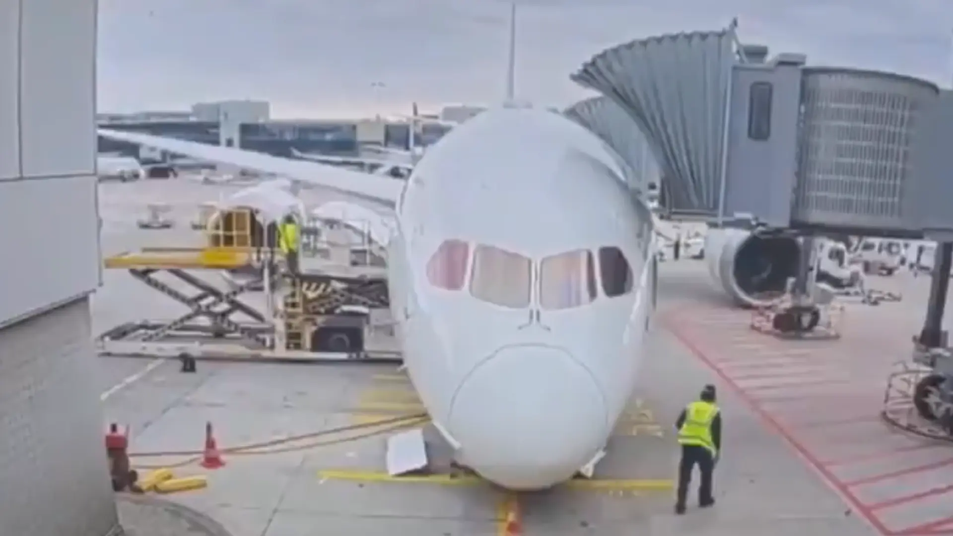 Heridos varios empleados de Lufthansa al colapsar el tren de aterrizaje delantero de un avión en el aeropuerto de Frankfurt