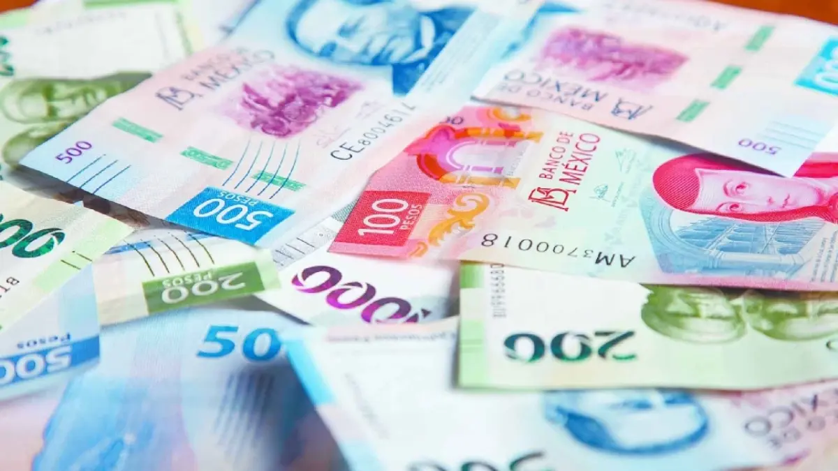 Peso mexicano retrocede levemente frente al dólar por cautela sobre Oriente Medio