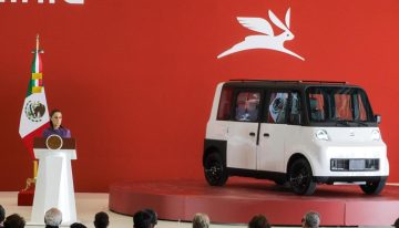 Claudia Sheinbaum presenta Olinia, el primer auto eléctrico mexicano