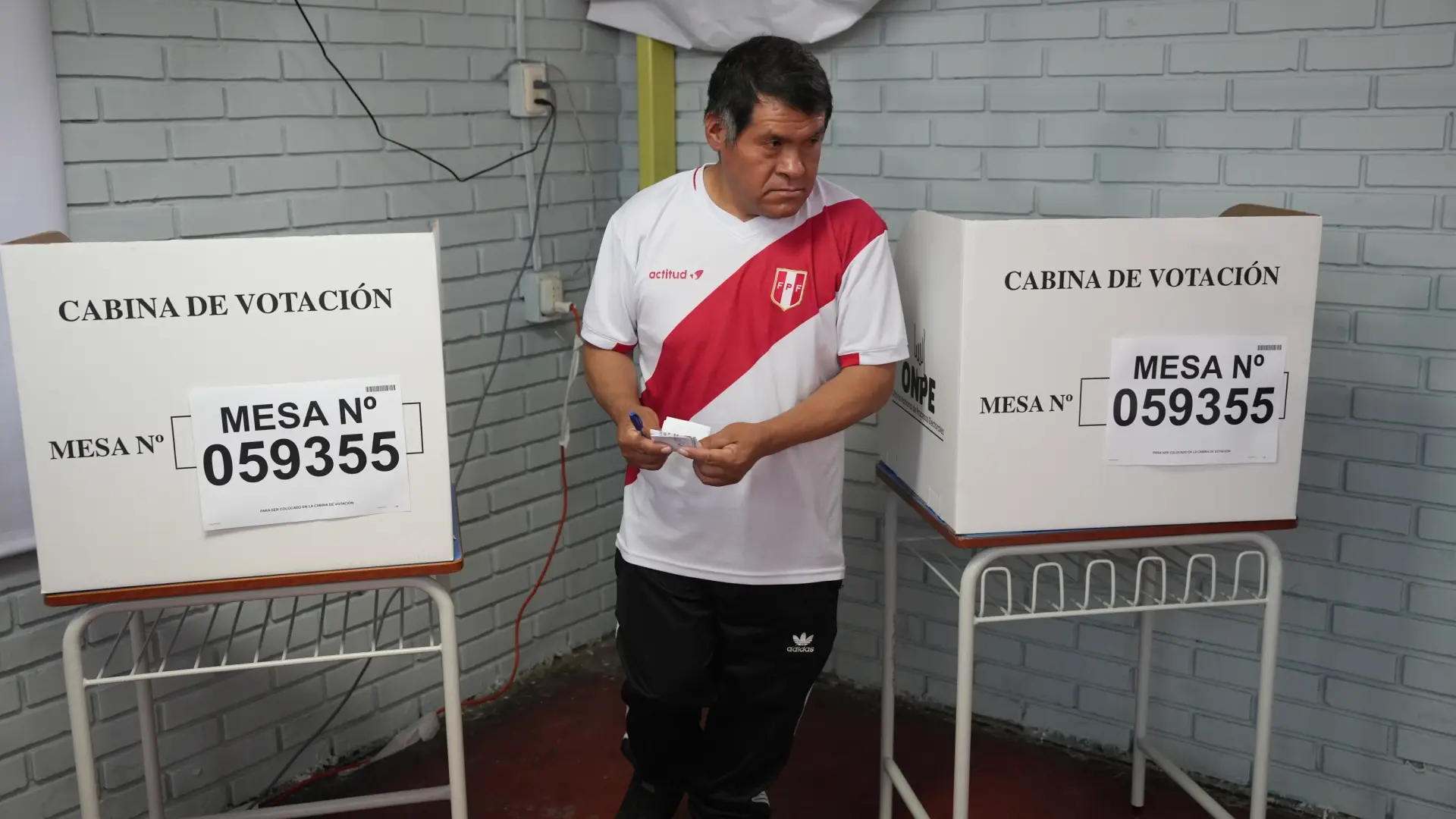 Sondeos a pie de urna en Perú dan un empate técnico con leve ventaja de Fujimori ante Sánchez