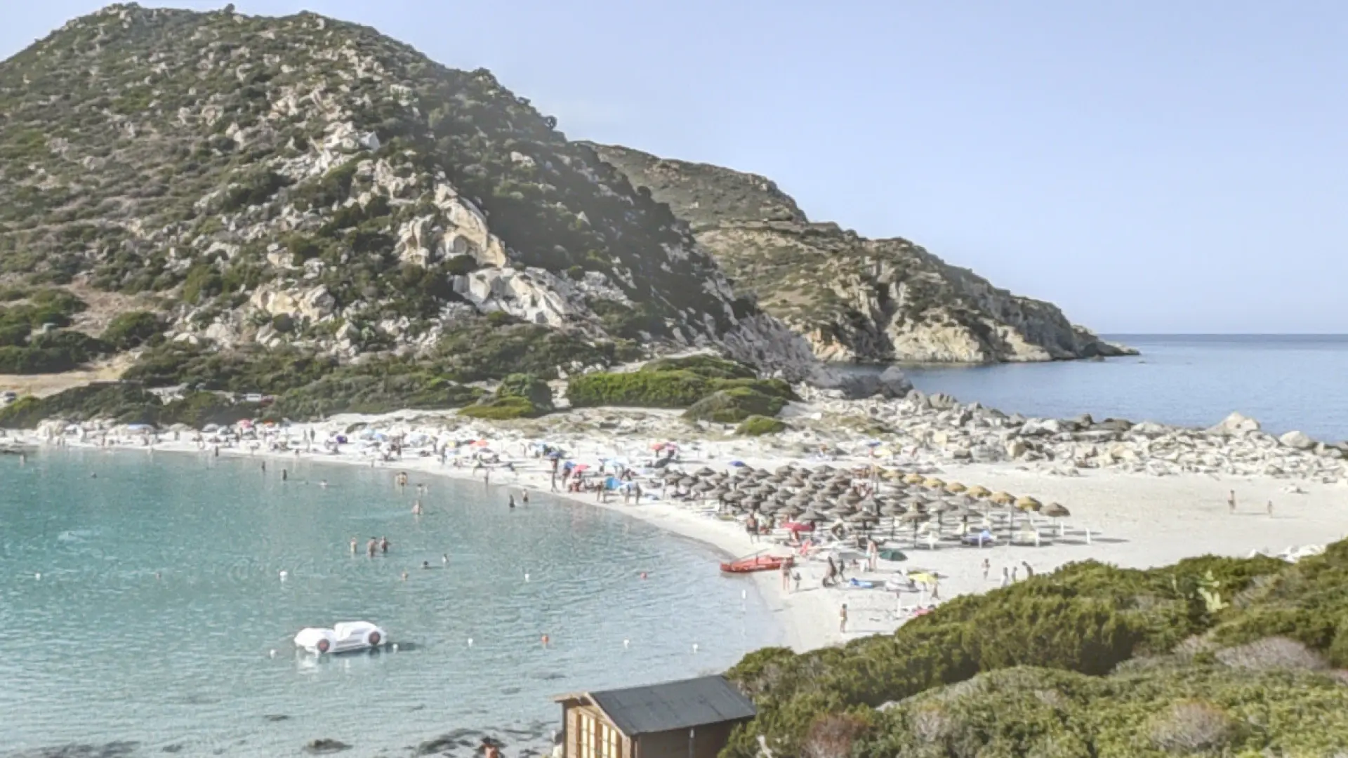 Una playa de Cerdeña prohíbe la sombra a los adultos y desata la polémica: solo pueden llevar sombrilla los niños y mayores de 65