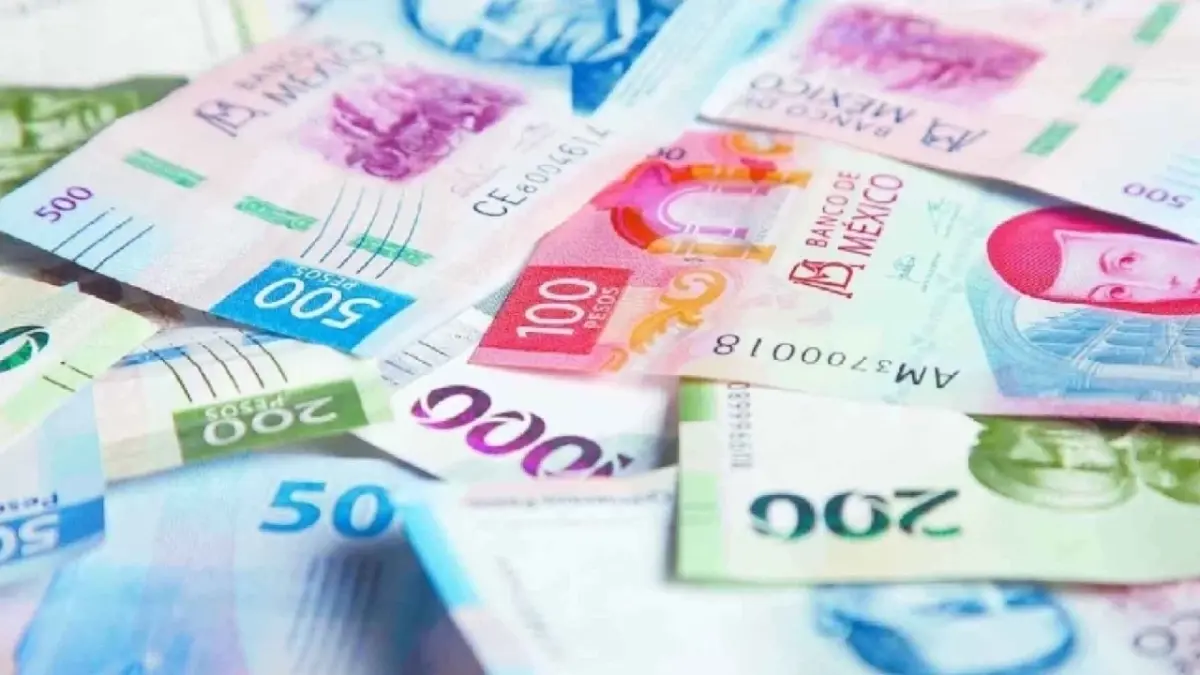 Peso avanza mientras dólar pierde fuerza