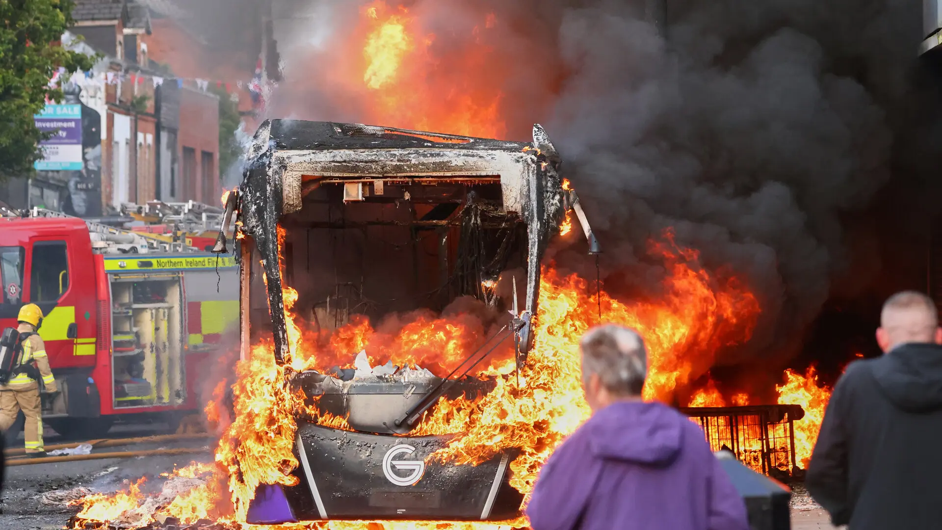 Las impactantes imágenes de la ola de disturbios en Irlanda del Norte