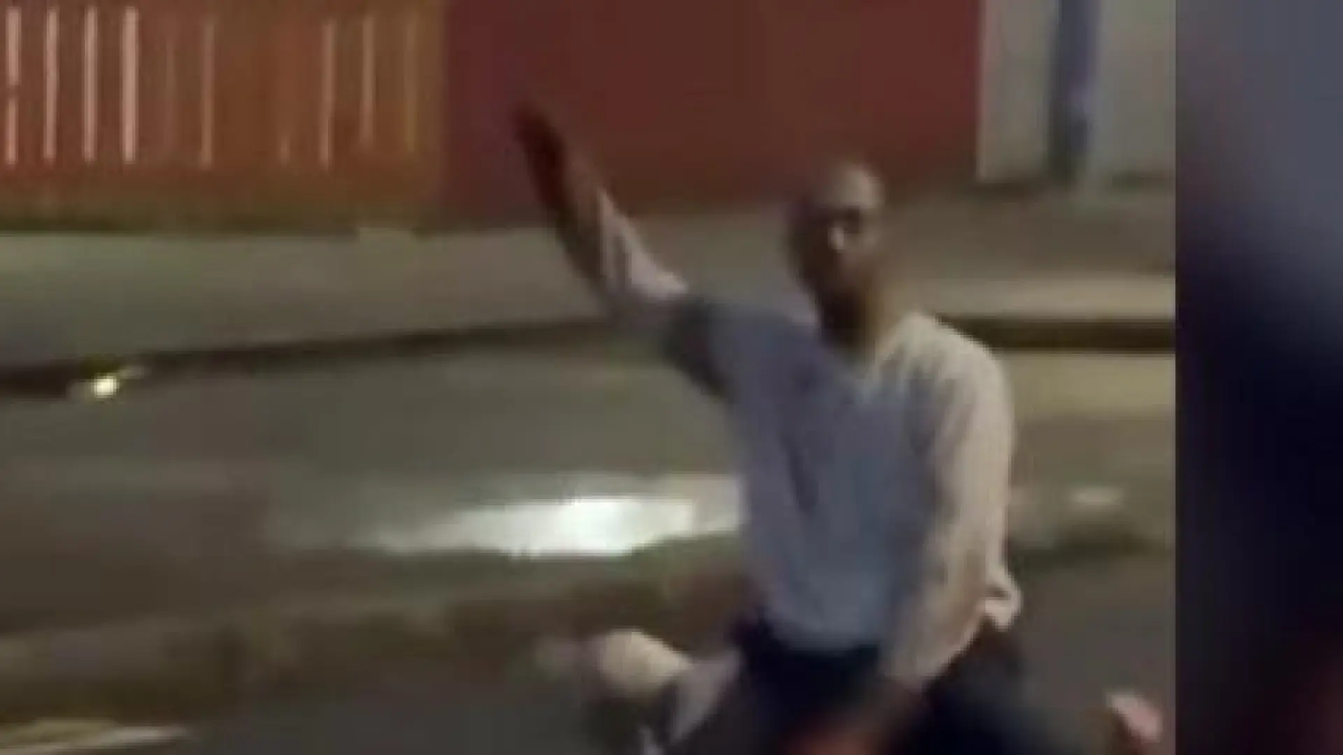 «Está intentando cortarle la cabeza»: las impactantes imágenes del apuñalamiento en Belfast que ha desatado una ola de violencia