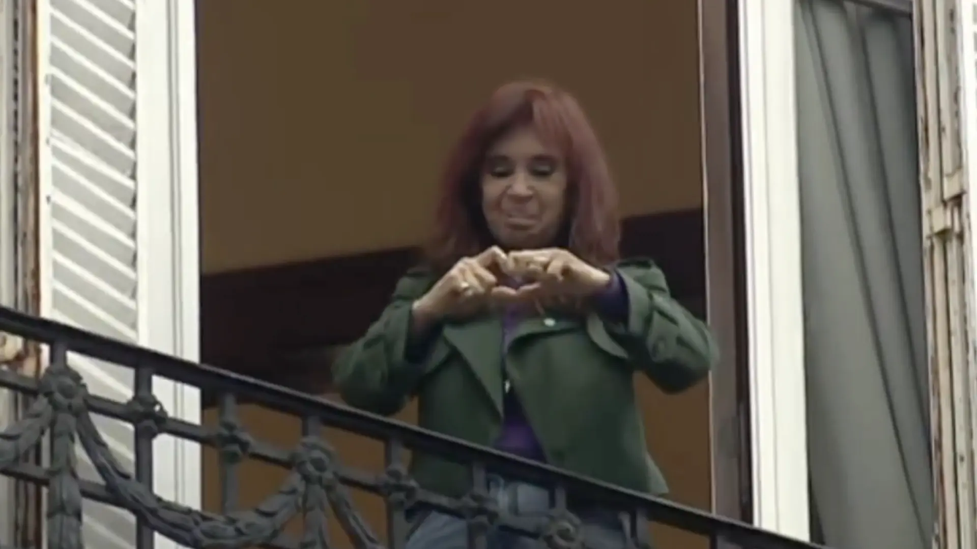 Cristina Fernández agradece desde su balcón a sus seguidores a un año de su condena