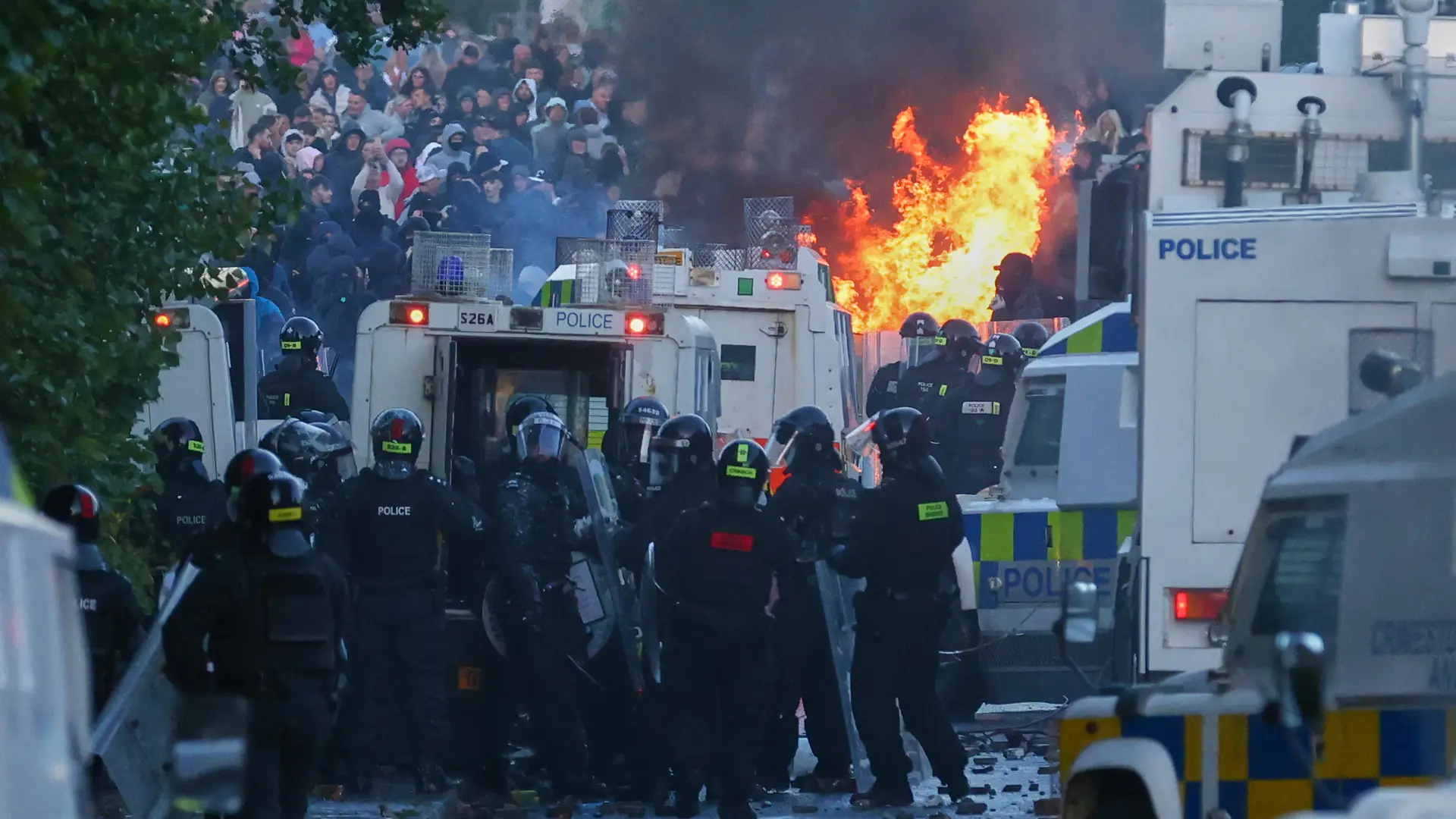 Belfast se prepara para una tercera noche de disturbios antiinmigración con más policías, cañones de agua y balas de goma