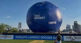 Boston entra al Guinness con la pelota de fútbol más grande del mundo