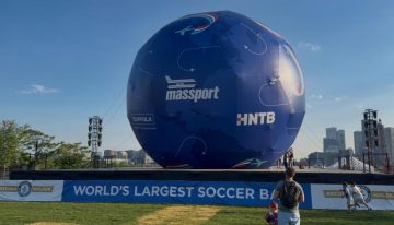 Boston entra al Guinness con la pelota de fútbol más grande del mundo