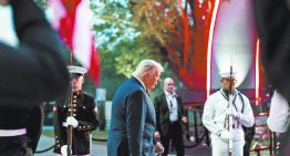 Trump celebra acuerdo con Irán y sus 80 años con función de box