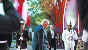 Trump celebra acuerdo con Irán y sus 80 años con función de box