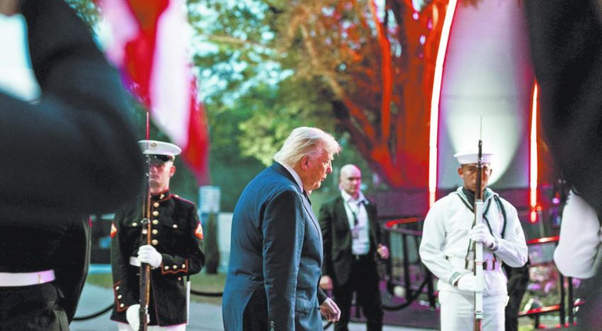Trump celebra acuerdo con Irán y sus 80 años con función de box
