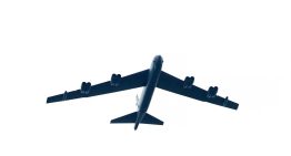 Bombardero de EU se estrelló en base aérea en California