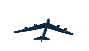 Bombardero de EU se estrelló en base aérea en California