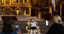 Aficionados piden al «Niño futbolista» por el triunfo del Tri en el Mundial