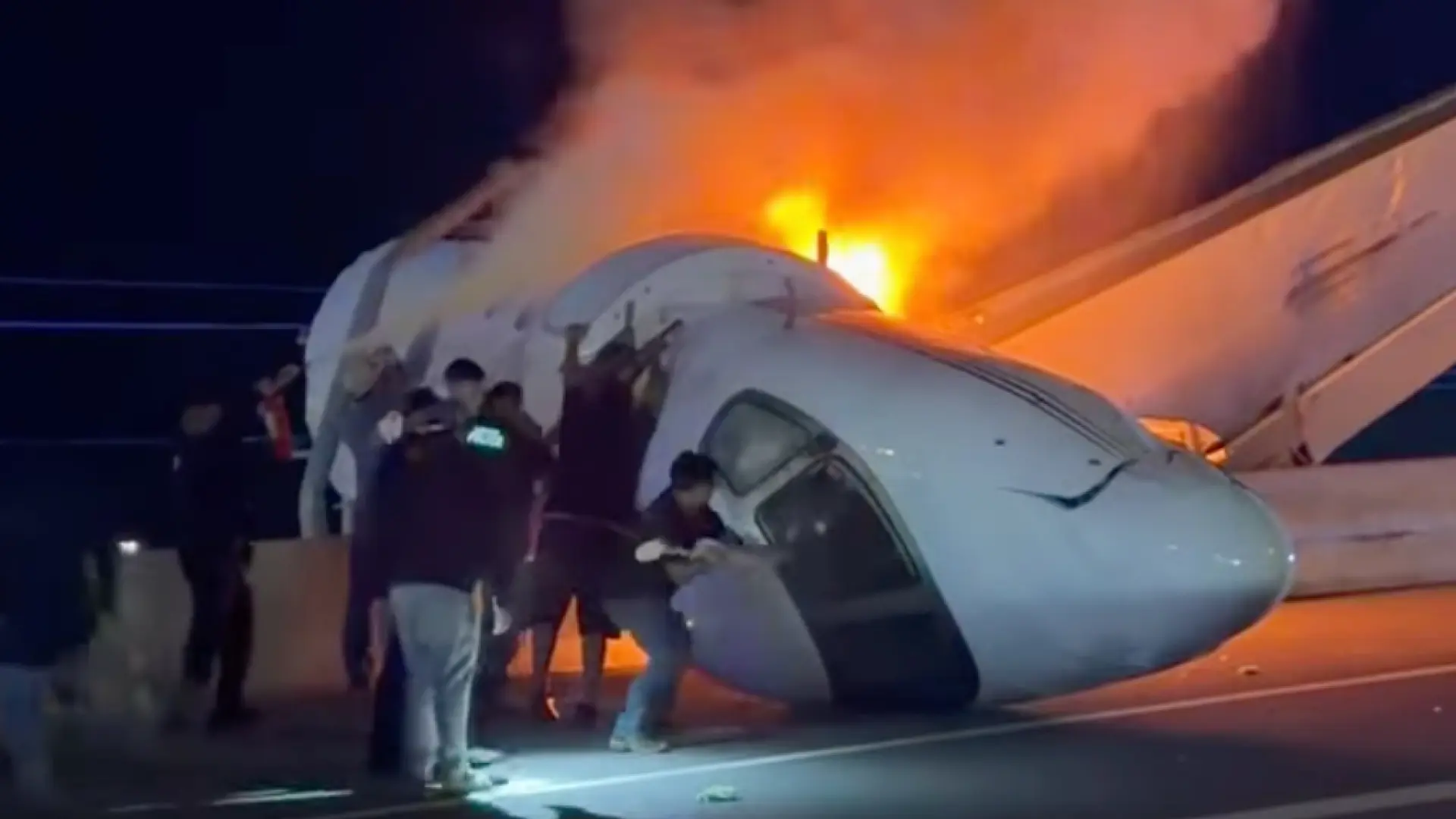 Una avioneta se estrella en plena autopista en Texas: los conductores abandonan sus coches y protagonizan un rescate a contrarreloj