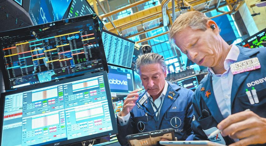 Wall Street cierra mixto tras primera ronda de diálogos entre EU e Irán