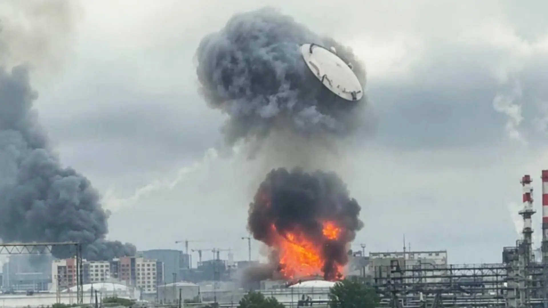 Un ataque masivo con drones ucranianos impacta contra una gran refinería rusa y deja varias zonas de Moscú en llamas