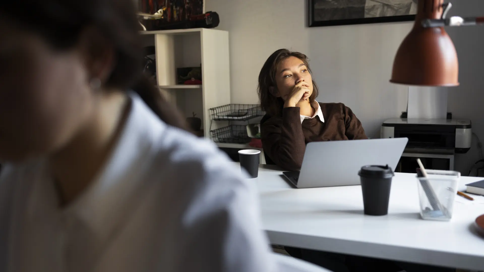 Las señales que indican que tu jefe o tus compañeros te hacen 'ghosting' en el trabajo y por qué