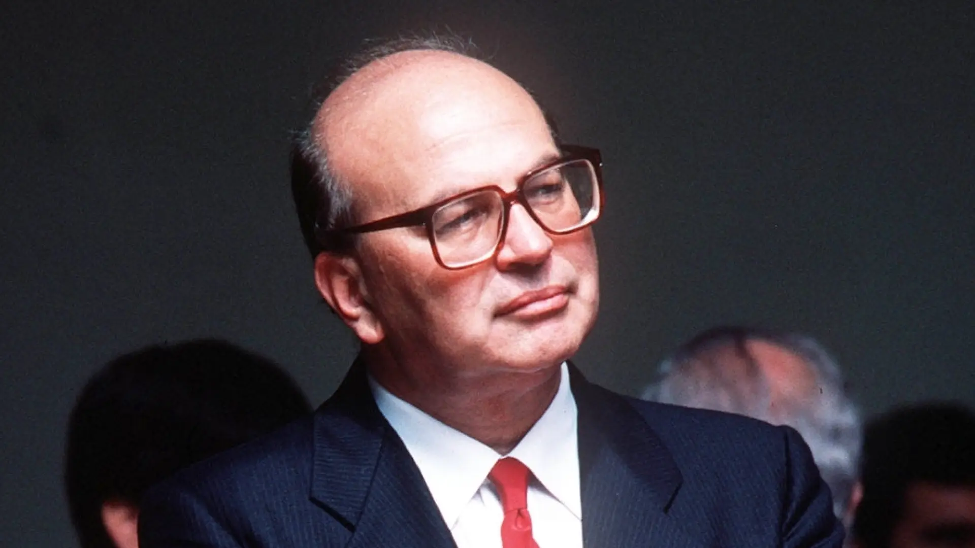 La historia de Bettino Craxi, el ex primer ministro italiano condenado por corrupción que acabó fugándose a Túnez… donde murió