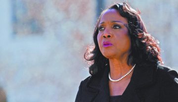 Cook gastó 1.2 mdd en servicios jurídicos para defenderse del despido por parte de Trump