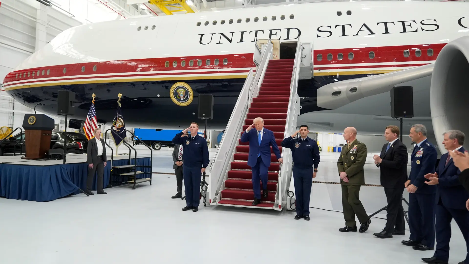 Trump presenta el nuevo Air Force One, un avión de 400 millones de dólares que le ha regalado Qatar: «Nunca habrá otro igual»