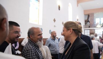 Maru Campos acude a ceremonia en memoria de sacerdotes jesuitas en Cerocahui