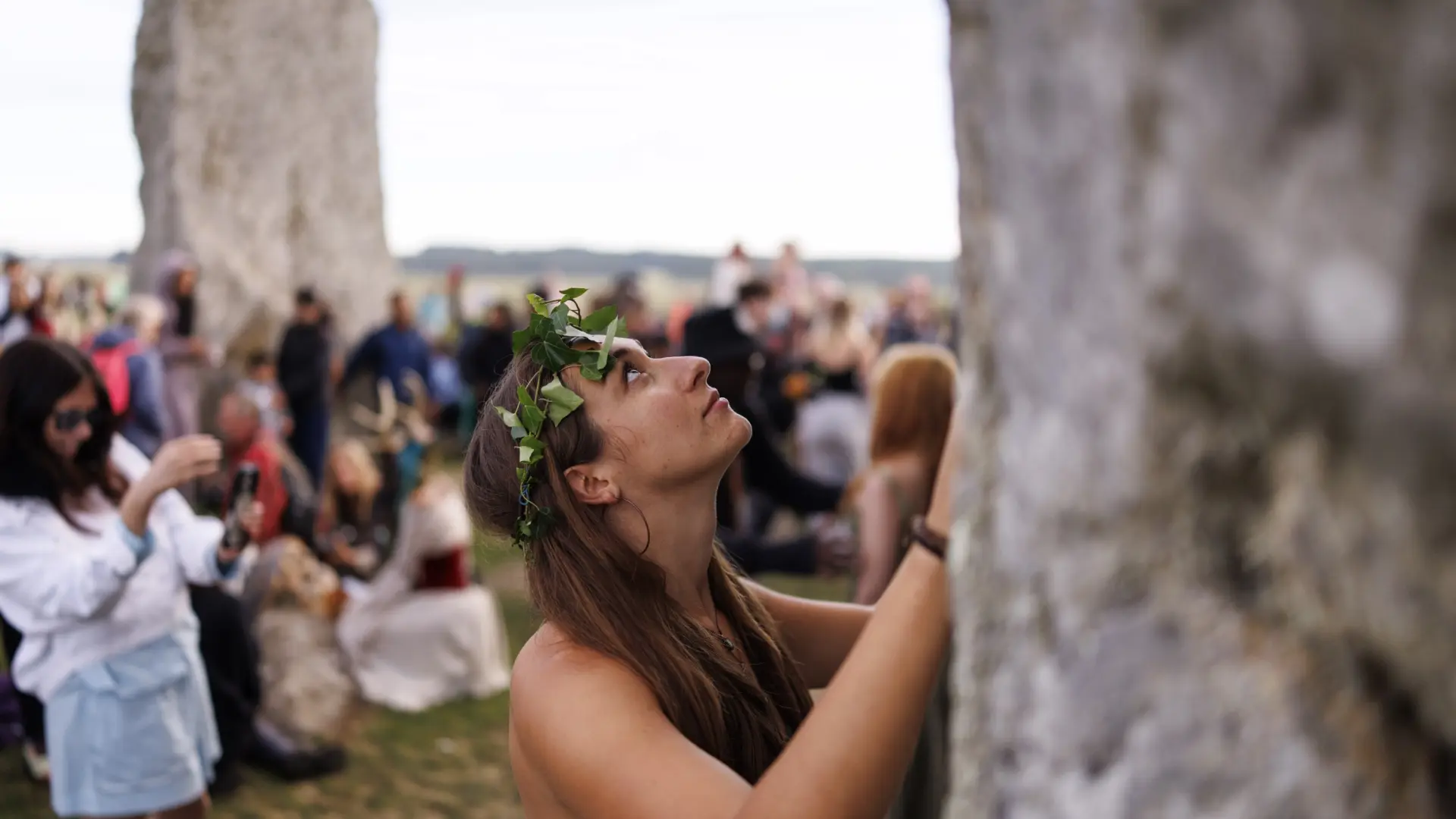 Decenas de miles de personas celebran la llegada del verano en Stonehenge