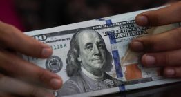 Dólar toca pico de un año por expectativas de tasas; yen sigue cerca de mínimos de 40 años